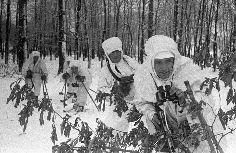 Санинструктор великая отечественная. 1941 разведчики в маскхалатах. Белые в годы вов. Бои в великую отечественную войну 1941. Женщины ветераны.