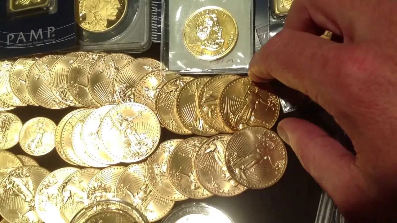 Золотой дом монеты купить. Монеты из золота. Монеты из чистого золота. Красивые золотые монеты. Старинные золотые монеты.