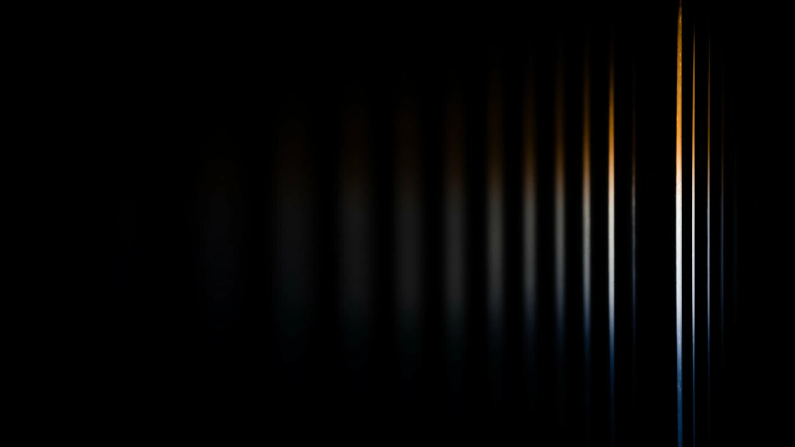 Светлые линии на темном фоне линейчатого спектра. Темный фон. Черная абстракция. Черные обои. Полосы на черном фоне.