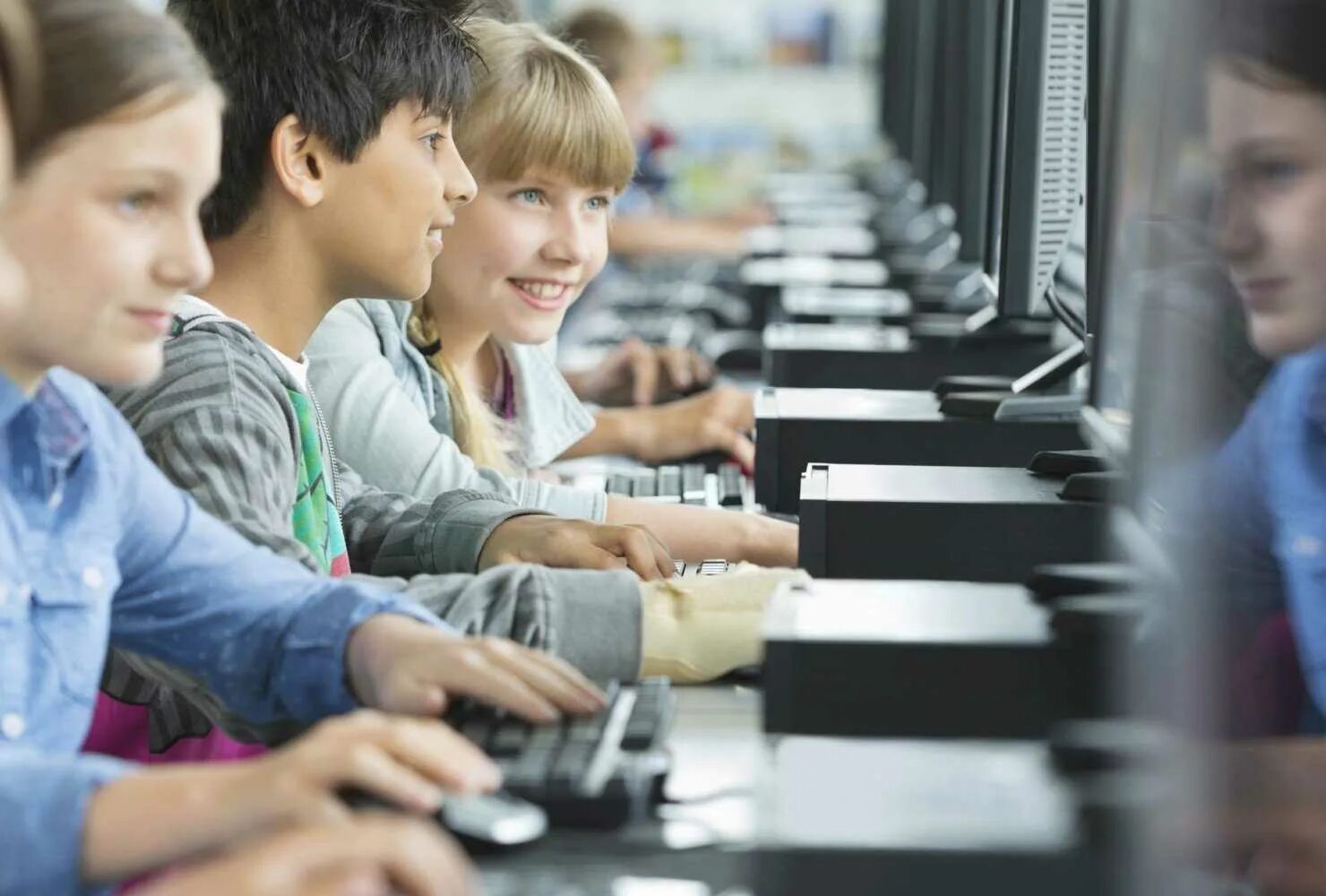 1 класс 1 ученик 1 компьютер. Компьютер для школьника. Компьютер в школе. Ученик за компьютером. Дети за компьютером в школе.