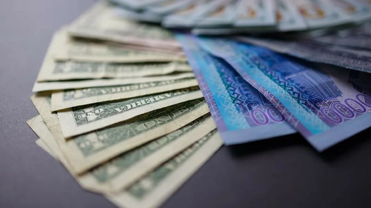Тенге. Доллар подорожал. Деньги евро. Казахские купюры.