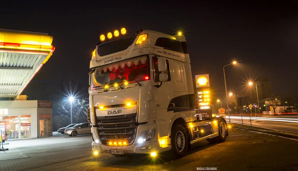 Подсветка даф. Тягач daf xf. фура ночь подсветка. грузовики в лампочках. золотой грузовик.