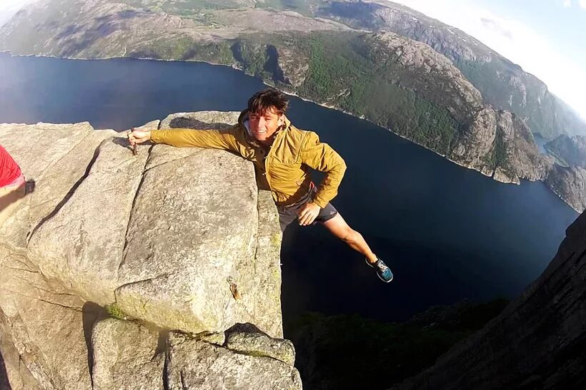прыжок над пропастью. разбежавшись прыгну со скалы. разбежаться прыгнуть со скалы. упал со скалы песня. разбежавшись со скалы.