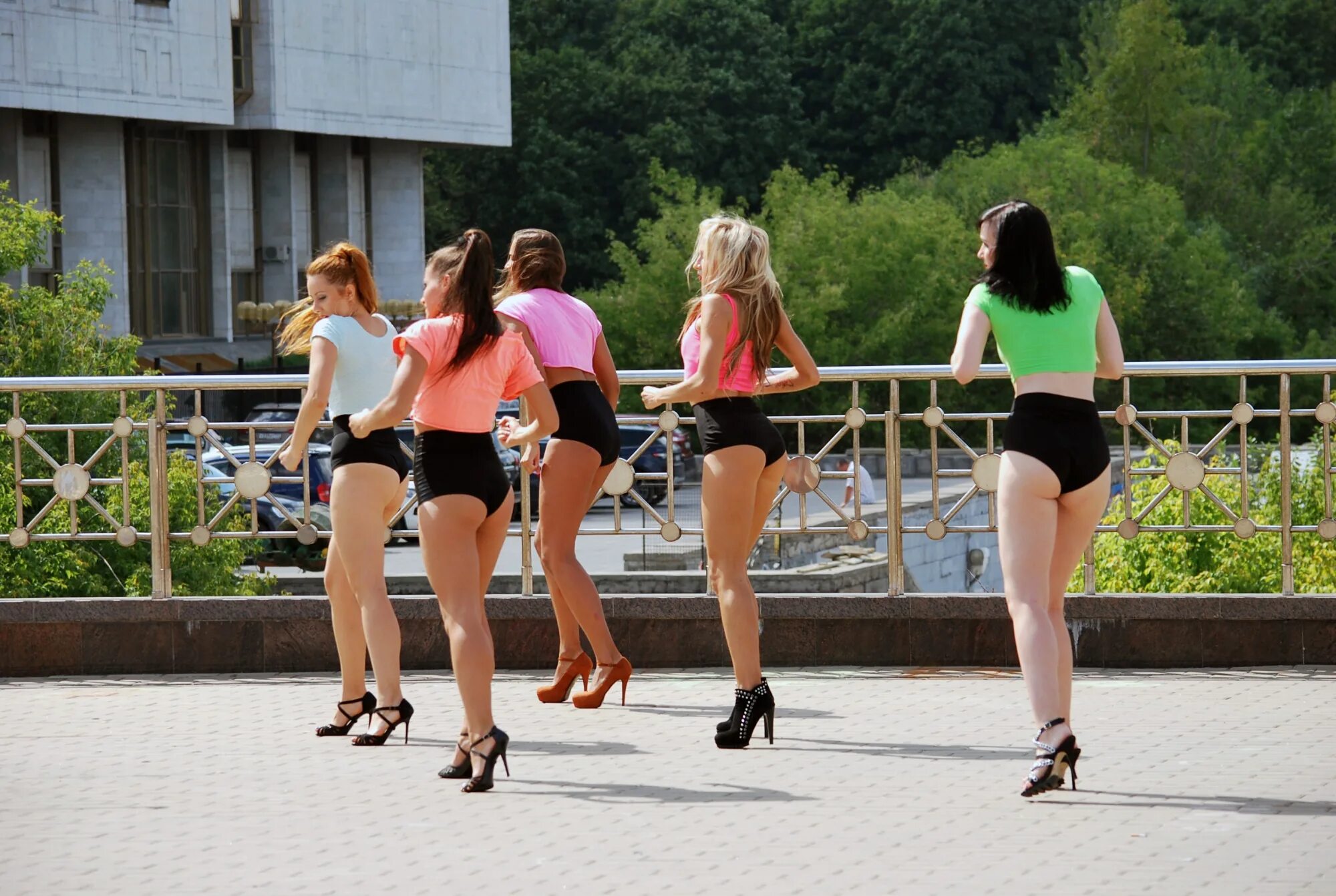 Любопытные девчонки. Много девушек танцуют. Много девушек в коротких юбках. Танцы девушек в коротеньких юбках.