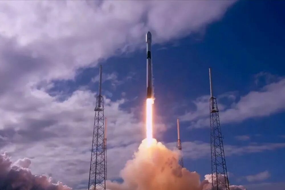 Запуск ракеты на орбиту. Космодром cape canaveral falcon 9. falcon 9 starlink. запуск ракеты с мыса канаверал. ракета с запуском.
