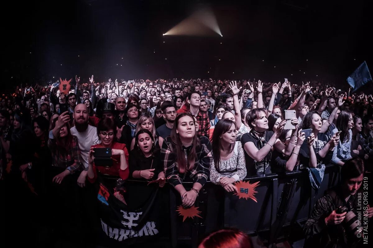 Концерт на стрелке васильевского. Концерт в петербурге вчера. Алиса концерт. Алиса концерты 2022. Концерт группы пикник.