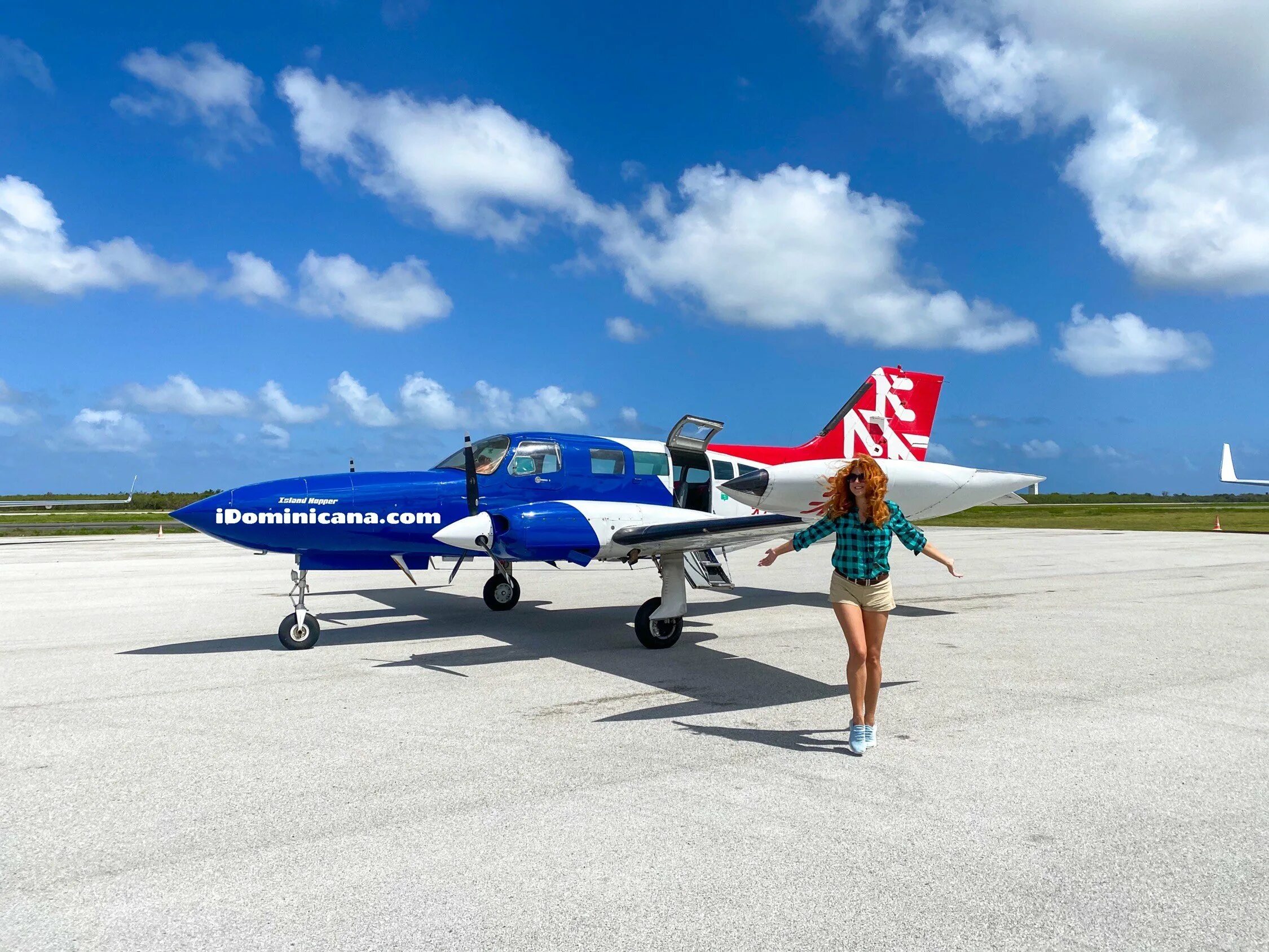 Самолет в доминикану. Перелет в доминикану. Доминикана самолет. Самолет над пляжем. Самолет в доминикану.