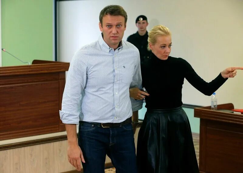 Жена навального с чичваркиным. Жена навального с другим. Жена навального с другим. Юля навальная с чичваркиным. Жена навального с другим.