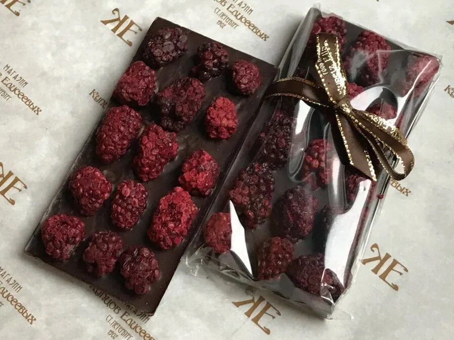 Choco berry. Темный шоколад с ягодами. Ягоды в шоколаде. Шоколад с ягодами ручной. Плитка шоколада с ягодами.