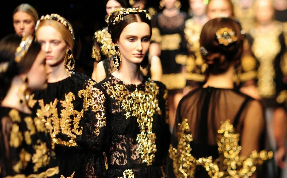 Dolce gabbana 10. Дольче Габбана Золотая коллекция. Платья Дольче Габбана 2023. Дольче Габбана Барокко мода. Коллекция Дольче Габбана рококо.