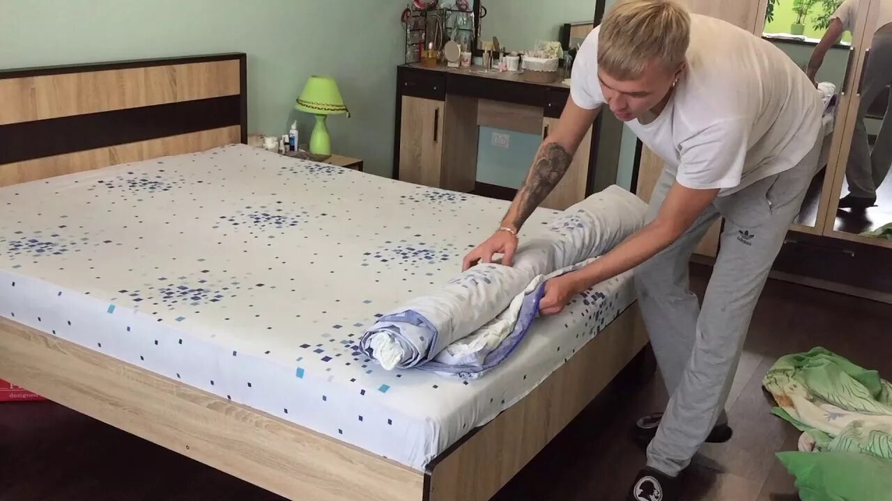 Как быстро заправить одеяло в пододеяльник видео. Лайфхак с одеялом. заправить одеяло. лайфхаки для кровати. заправленная кровать под тюфяк.