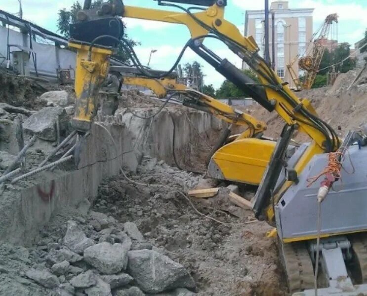 Гидромолот atlas copco. Демонтаж бетона б40. В бутырском районе снесли самострой в москве. Гидромолот разрушение строительных конструкций. Jcb 330 с гидромолотом фон.