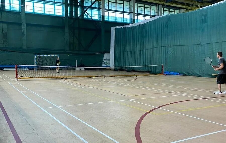 где можно поиграть в большой теннис