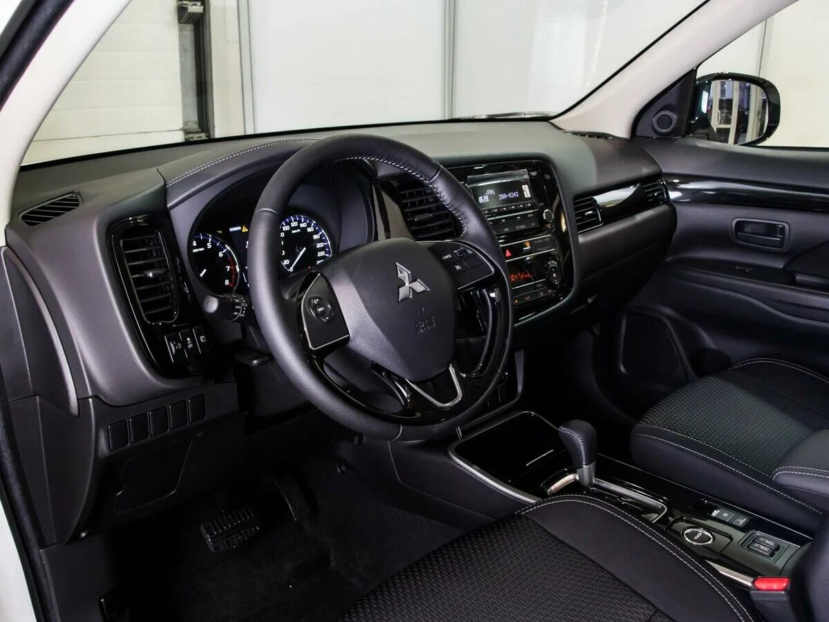 сколько ходит аутлендер 3. Mitsubishi outlander iii рестайлинг 2 салон. Mitsubishi outlander 2015 салон. Mitsubishi outlander gt интерьер 2021. Outlander 3 2021 салон.