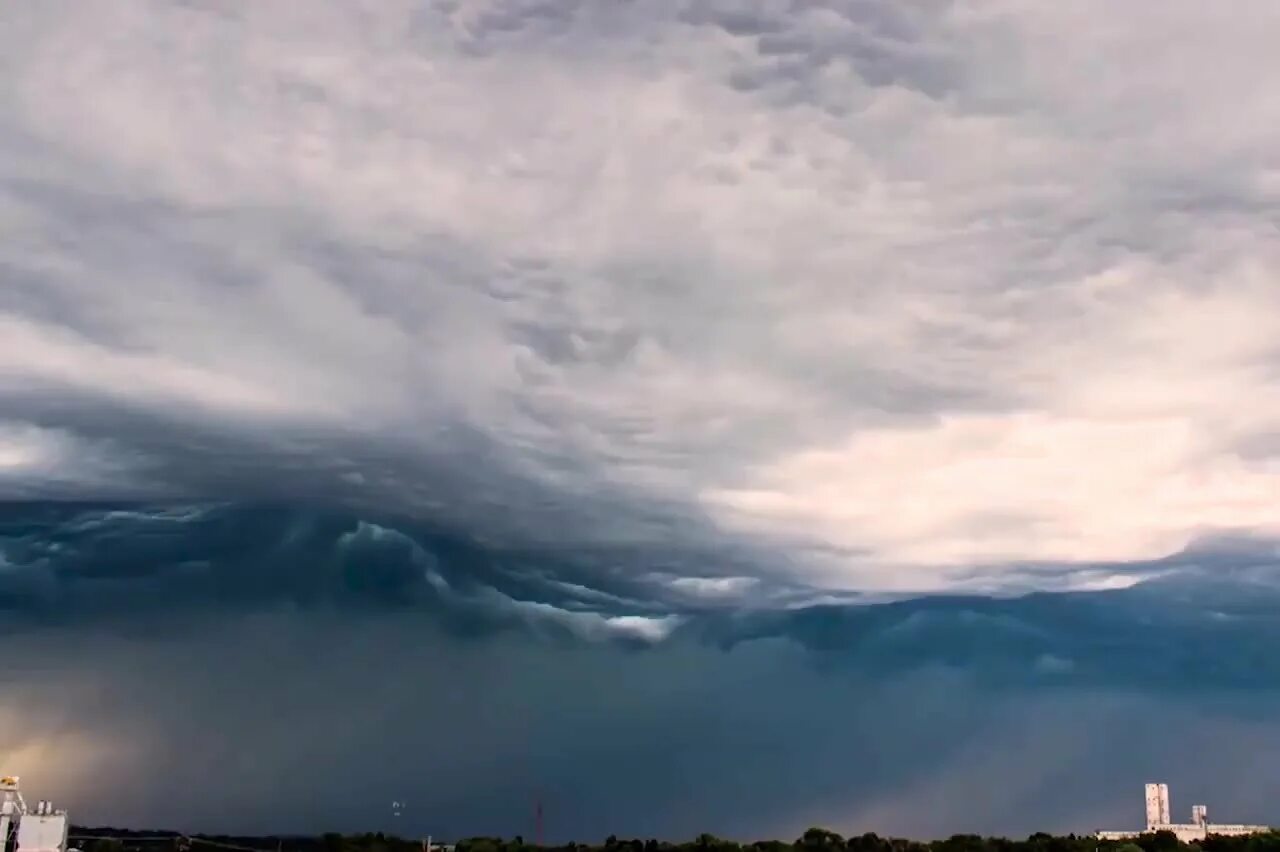 Плывущие облака видео. Undulatus asperatus. Облака ундулатус асператус. Движущиеся облака. Тучи.