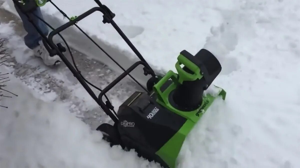 Greenworks g max 40v снегоуборщик. Снегоуборщик аккумуляторный greenworks gd40. gd40sb аккумуляторный снегоуборщик. снеговая лопата greenworks 40v. снегоуборщик гринворкс аккумуляторный 60.