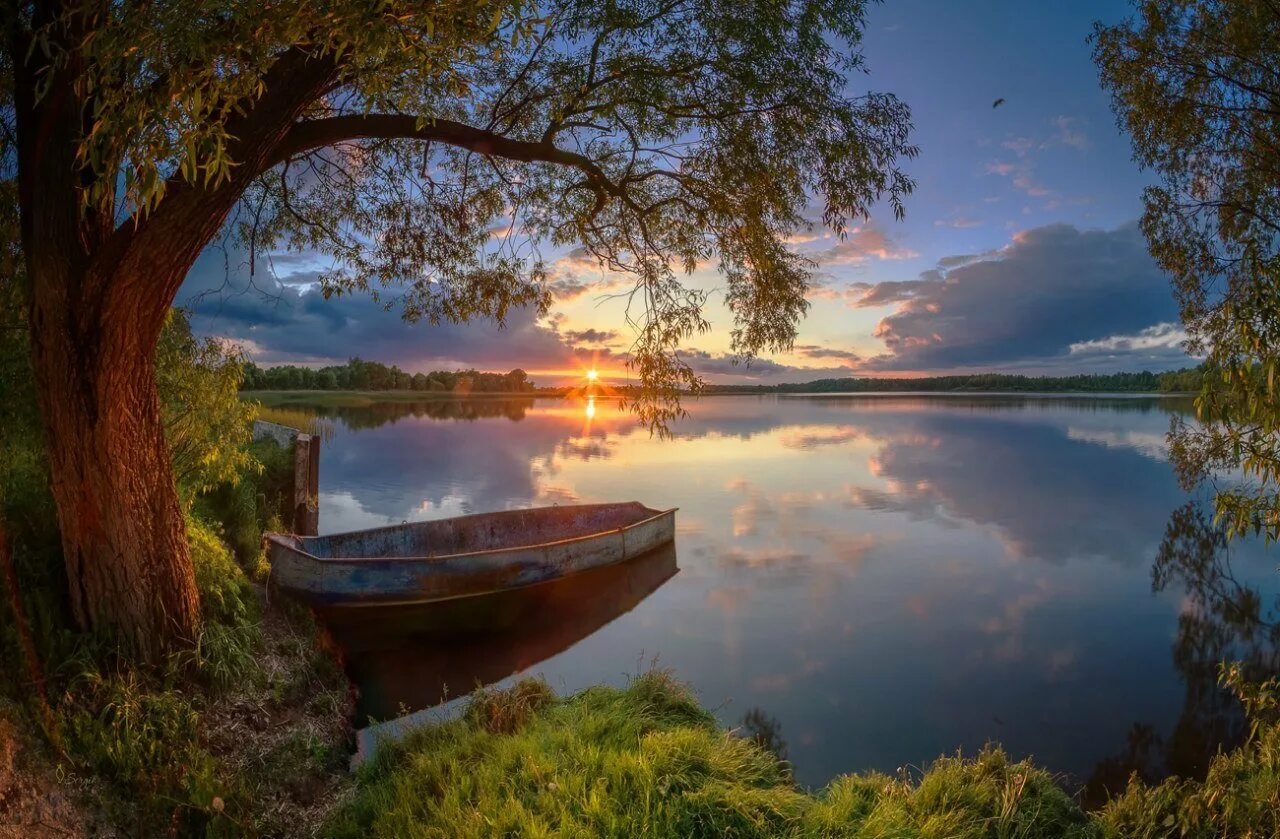 Вечер добрый с водой. Пейзаж с рекой. озеро вечером. пейзаж лодка на озере.