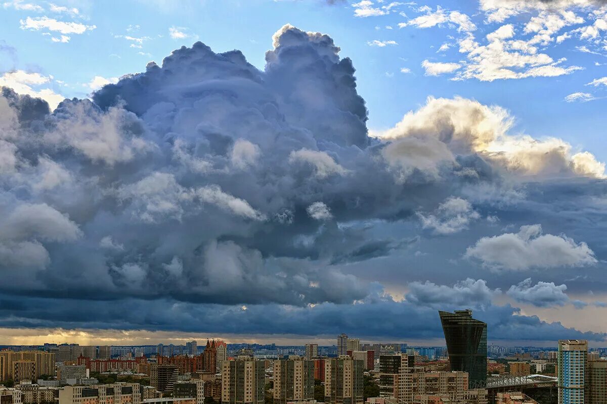 Облака над городом. Тучи над городом. Облака над домом. Кучевые облака над городом.