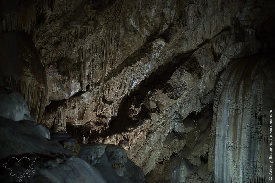 Нарост на дне пещеры 9. Карстовые пещеры сталактиты сталагмиты. Натечные образования в пещере в пещере. Озеро провал на карте. Нарост на дне пещеры 9.
