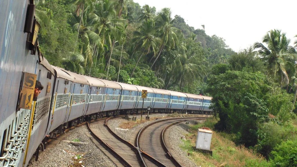 Железнодорожный транспорт в Индии. Длинный поезд. Керала поезд в джунглях. Самый длинный поезд. Long train journey