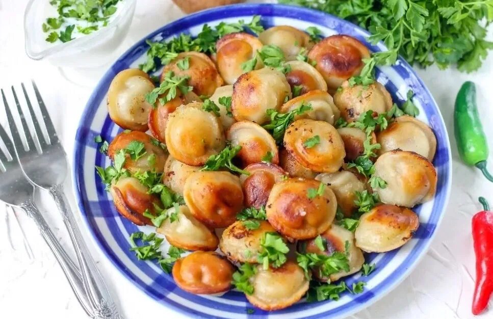 Тушеные пельмени. Жареные пельмени на сковороде с майонезом. Жареные пельмени на сковороде с майонезом. Пельмени в духовке с сыром. Жареные пельмешки.