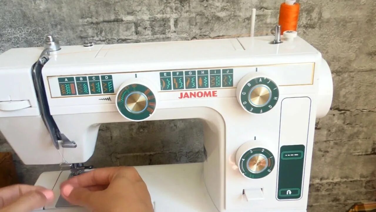 Швейная машинка janome нижняя нить. Швейная машинка Женоме 394. Janome l-394. Швейная машина Janome 4 нити. Заправка нити в швейную машинку Janome 394.