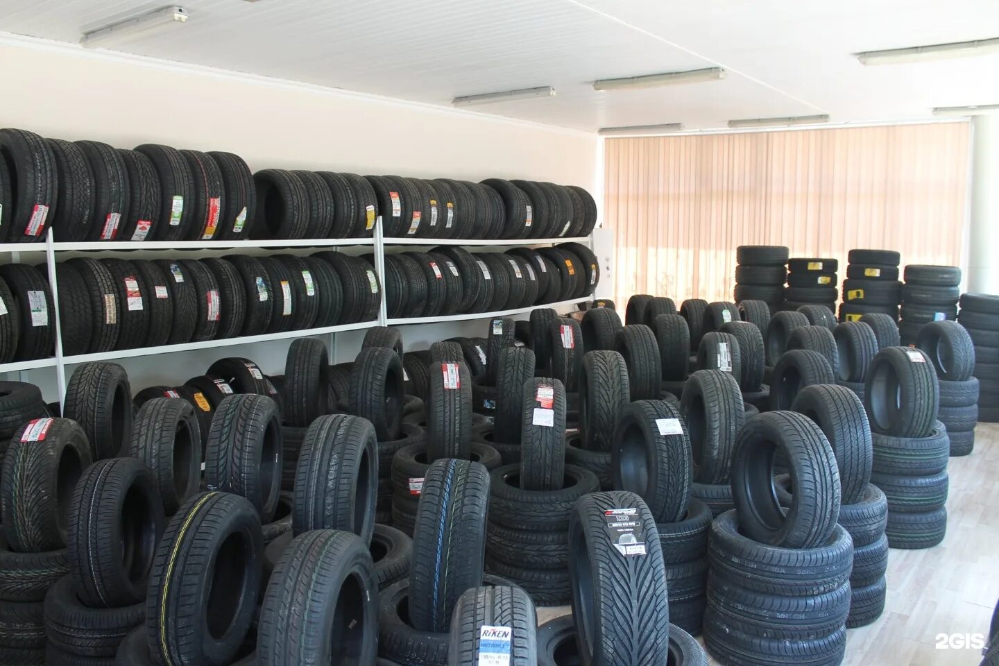 стеллаж для грузовых колес. склад шины диски. склад грузовых шин. магазин автошин. сезонное хранение шин.
