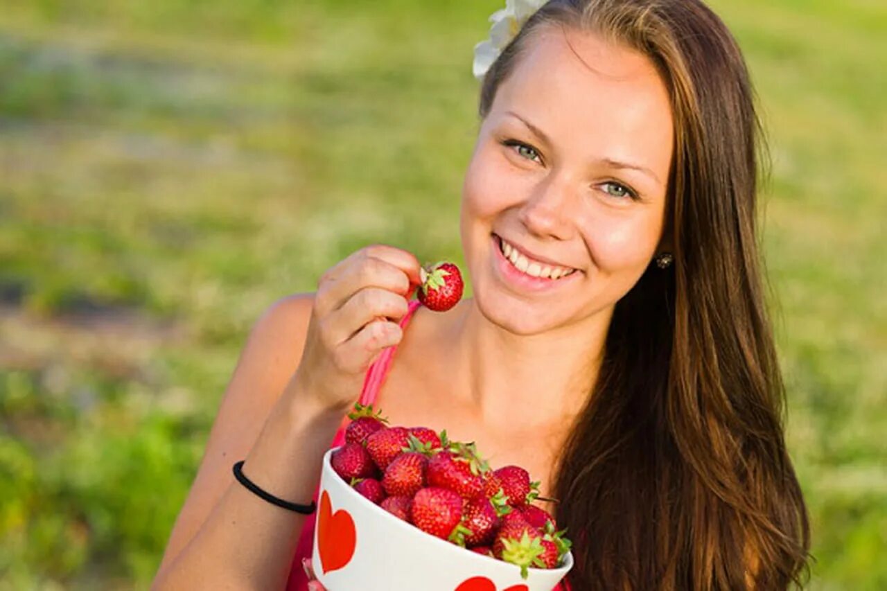 девушка в вишневом саду. девочка с корзинкой. ягода земляника. фотосессия с яблоками. фотосессия с ягодами.