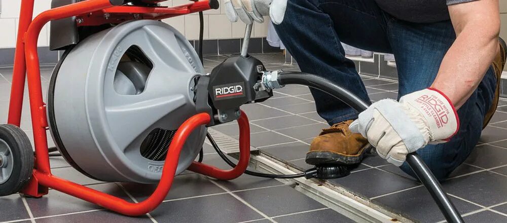 Прочистка 110 цена. Механическая прочистка канализации Ridgid. Риджит к 400. Машинка для пробивки канализации к-1000 Ridgid. Ridgid для канализационных труб.