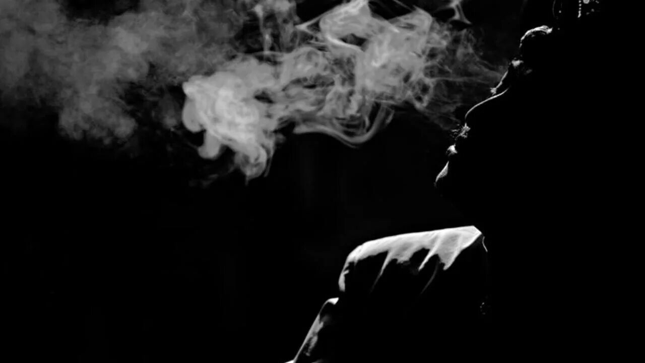 Сигаретный дым. Тёмный силуэт во тьме. Дым от вейпа. Мужчина с сигаретой в темноте. Люди в черном дым.