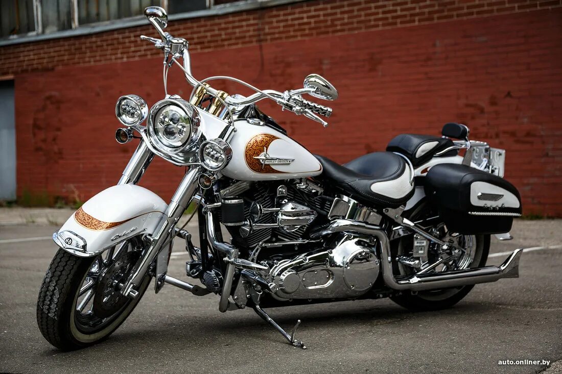 Авито чопперы мотоциклы купить. Harley Davidson Softail Deluxe 2004. Харлей белый мотоцикл. Harley Davidson мотоциклы белый. Харлей Дэвидсон 90 годов.