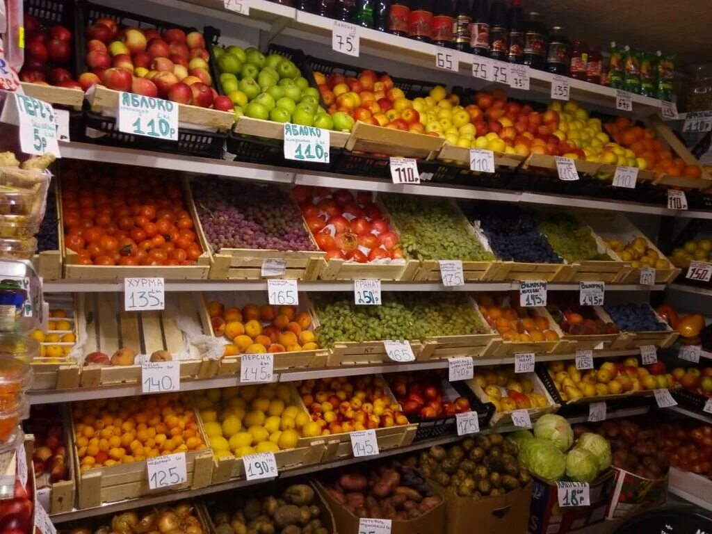 Куплю овощи красноярск. Витрина фрукты. Овощи в магазине. Витрина магазина овощи фрукты. Выкладка овощей и фруктов витрина.