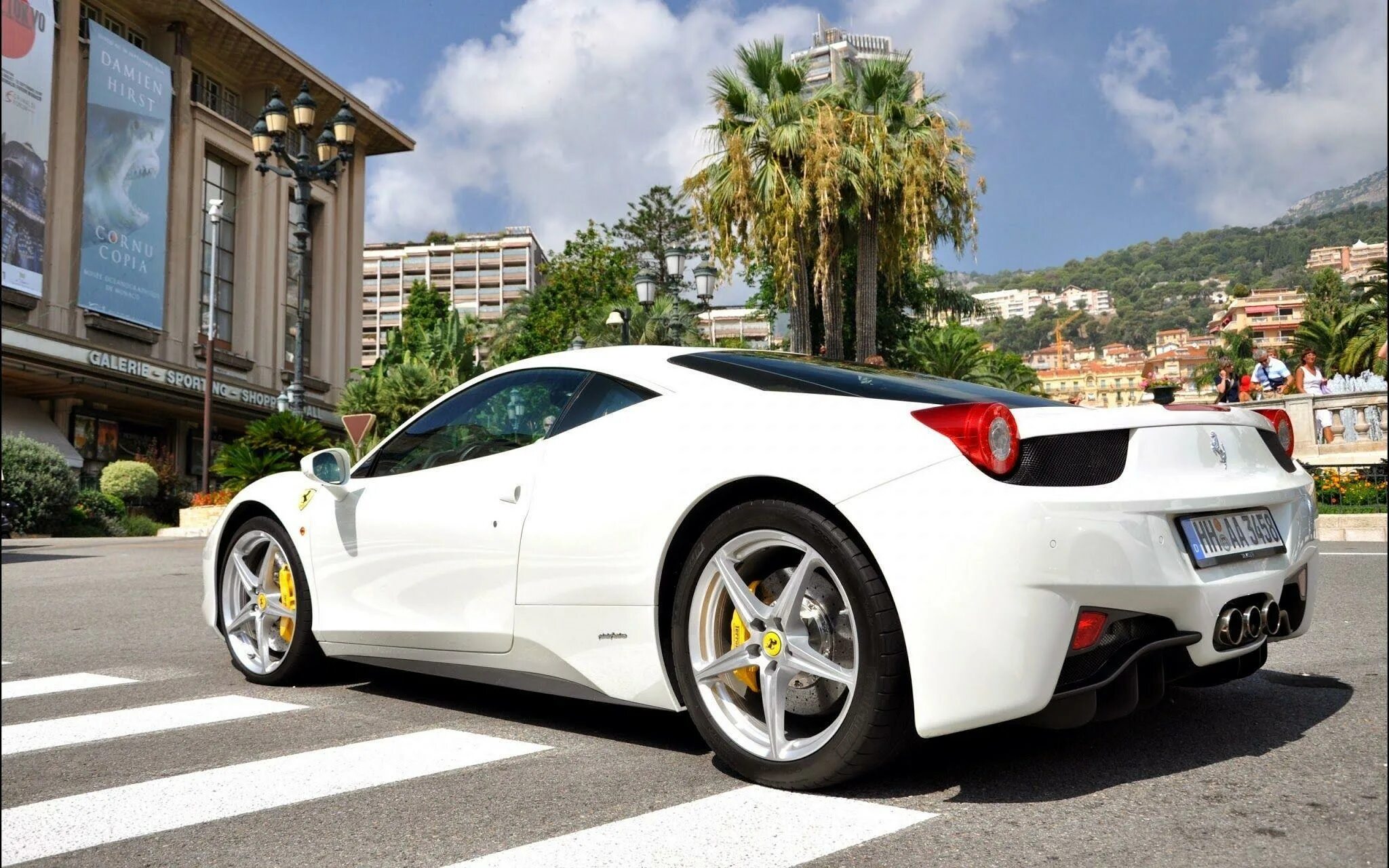 Маш белый. Ferrari 458 Italia белая. Машина Ferrari 458 Italia. Ferrari 458 White. Ferrari 458 Italia фото белая.