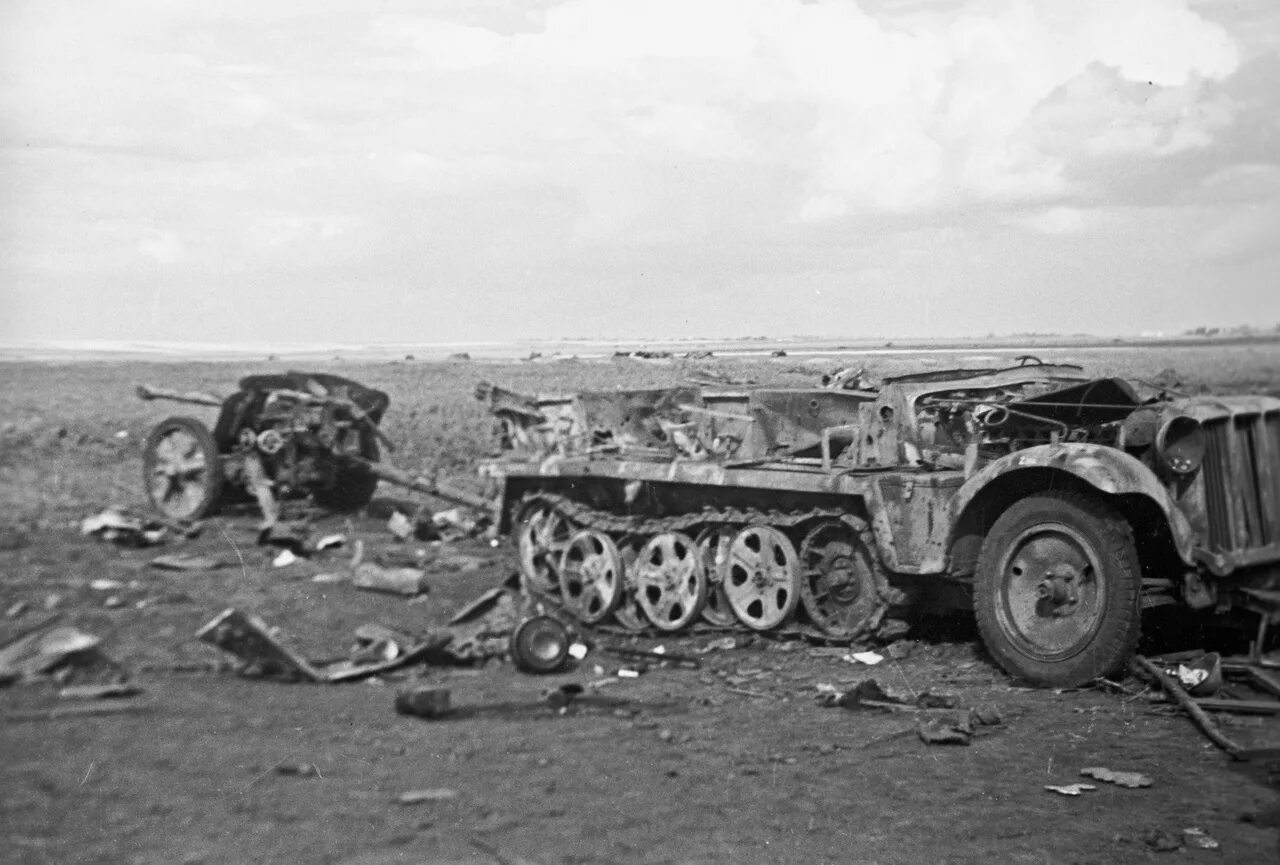 Подбитая техника в курской. Разбитая немецкая техника под Москвой 1941. Разгромленная немецкая автоколонна 1945. Подбитая немецкая техника 1941.