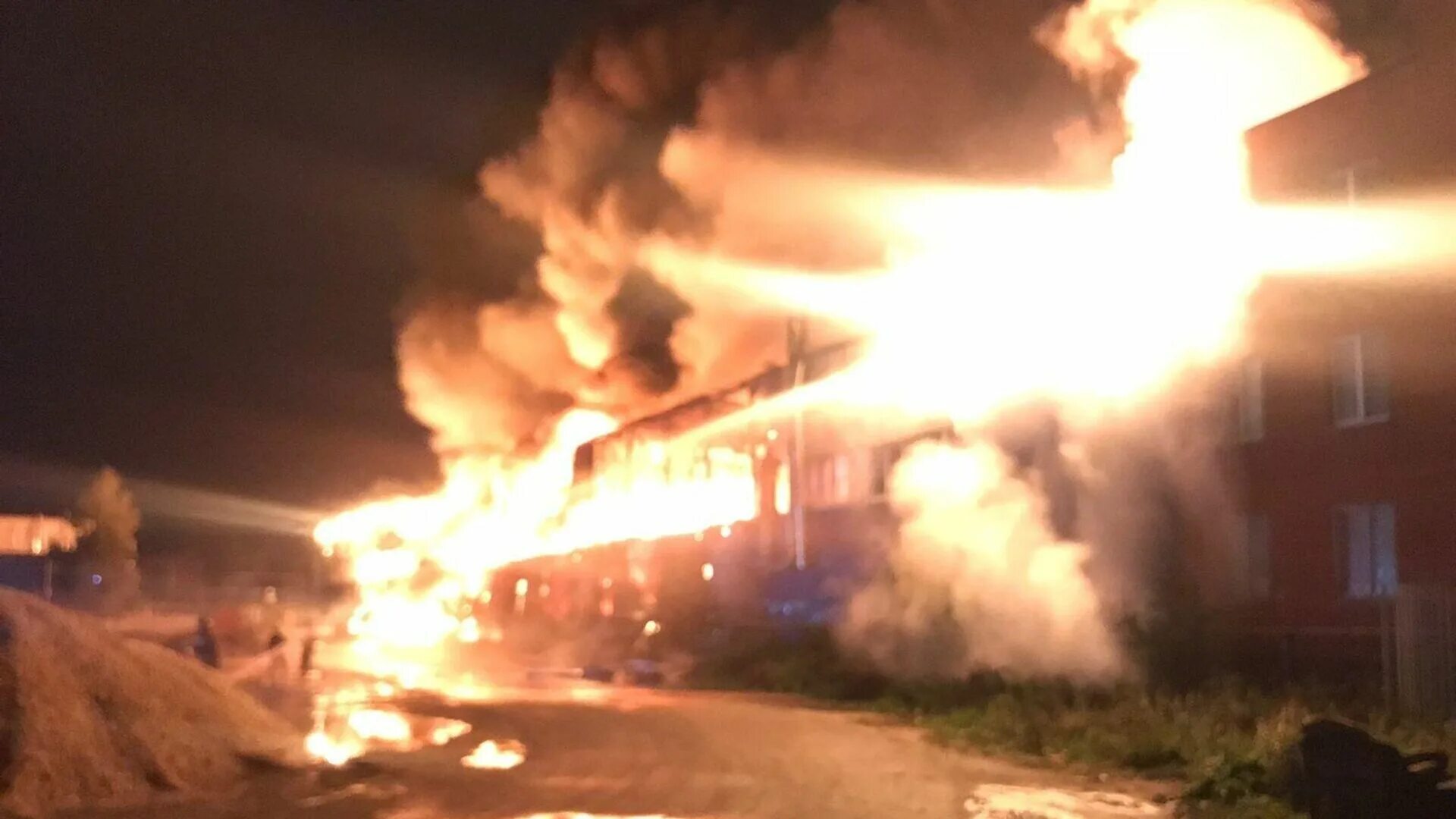 Пожар в Черноголовке. Пожар в Черноголовке 11.05.2022. Пожар в Черноголовке сегодня. Пожар в Подмосковье вчера. Сгорел ангар