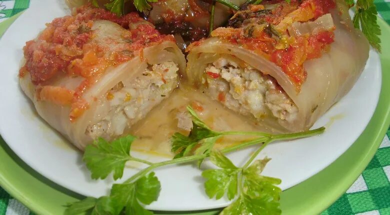 Мини голубцы из пекинской капусты. Голубцы фарш видео. Рис с мясным фаршем. Голубцы мясные. Голубцы домашние.