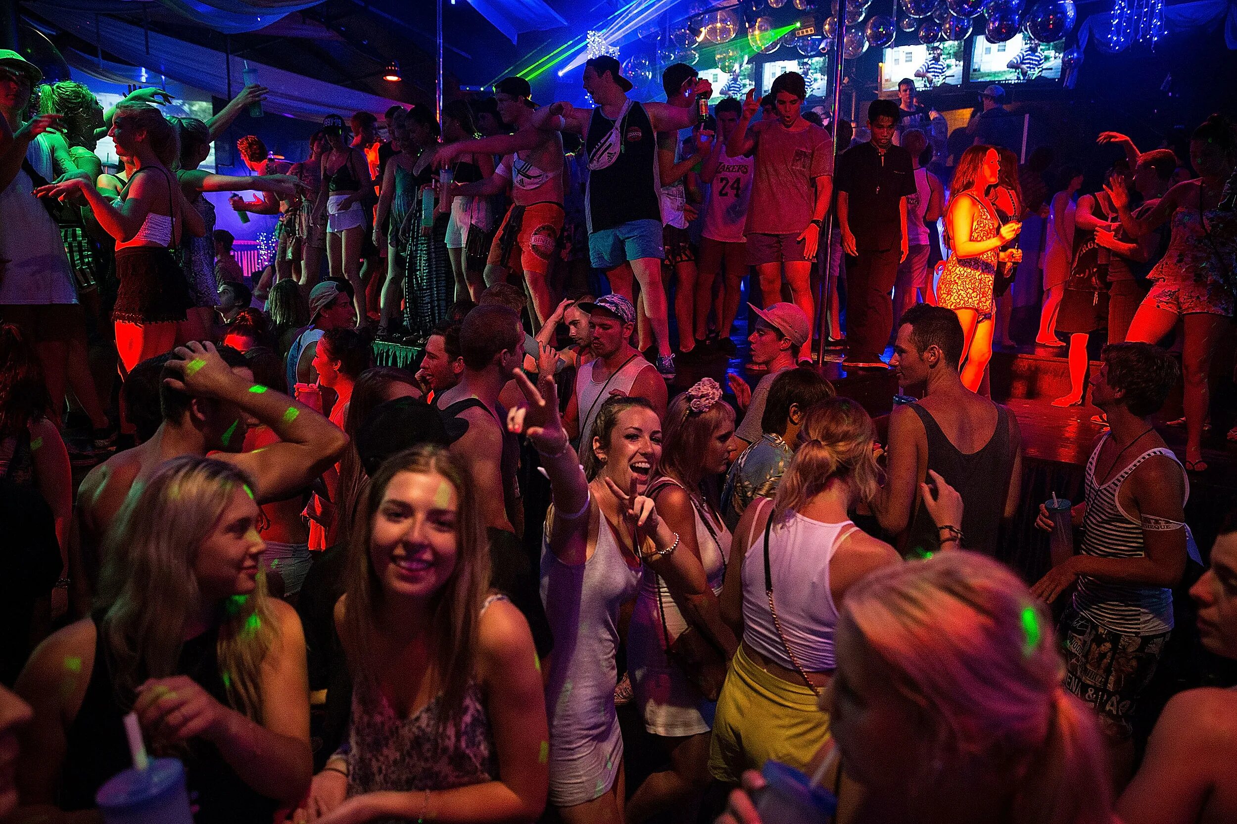 Летний ночной клуб. Клуб фото. Клубная тусовка. Ночная жизнь клубы. Ночная жизнь клубы.