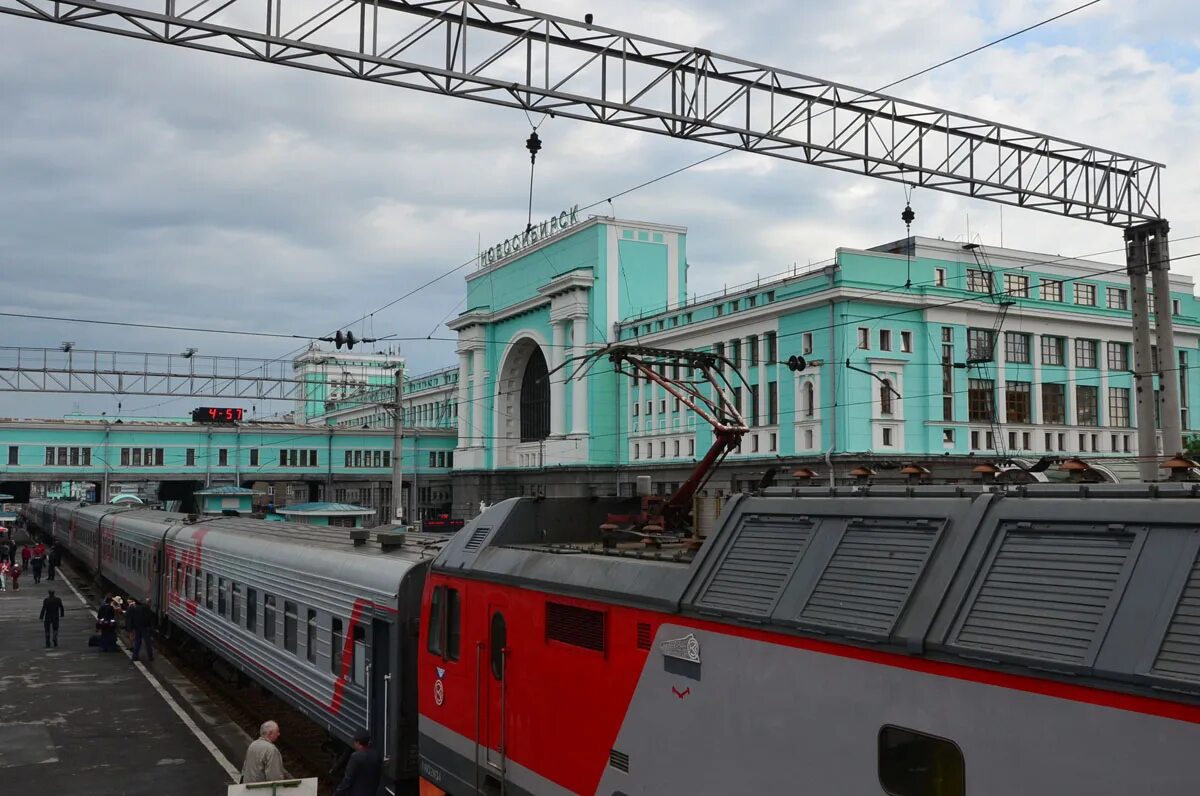 Сайт вокзала новосибирск. Станция Новосибирск-главный, Новосибирск. Станция Новосибирск главный Транссиб. Платформа вокзала Новосибирск главный. Вокзал Новосибирск главный депо.