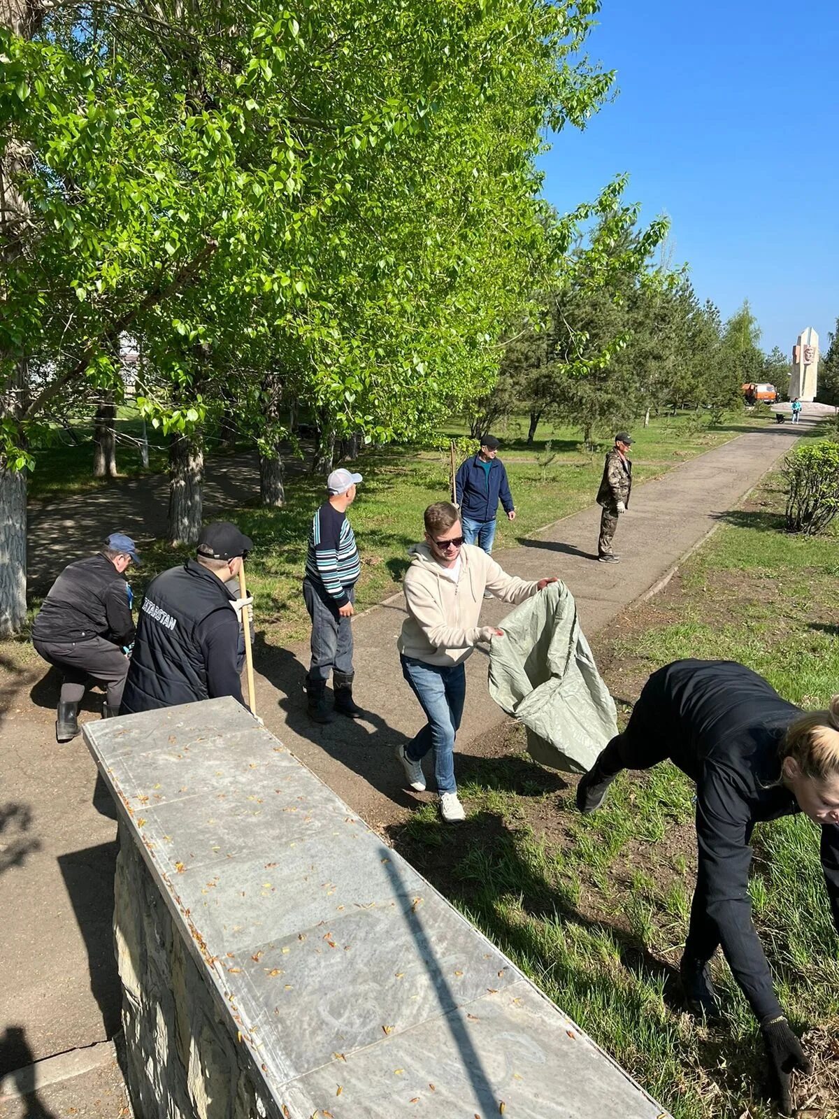 Ленинский субботник. Благоустройство памятных мест. Субботник на мемориале. Памятник участникам на субботнике. Субботник у памятника.