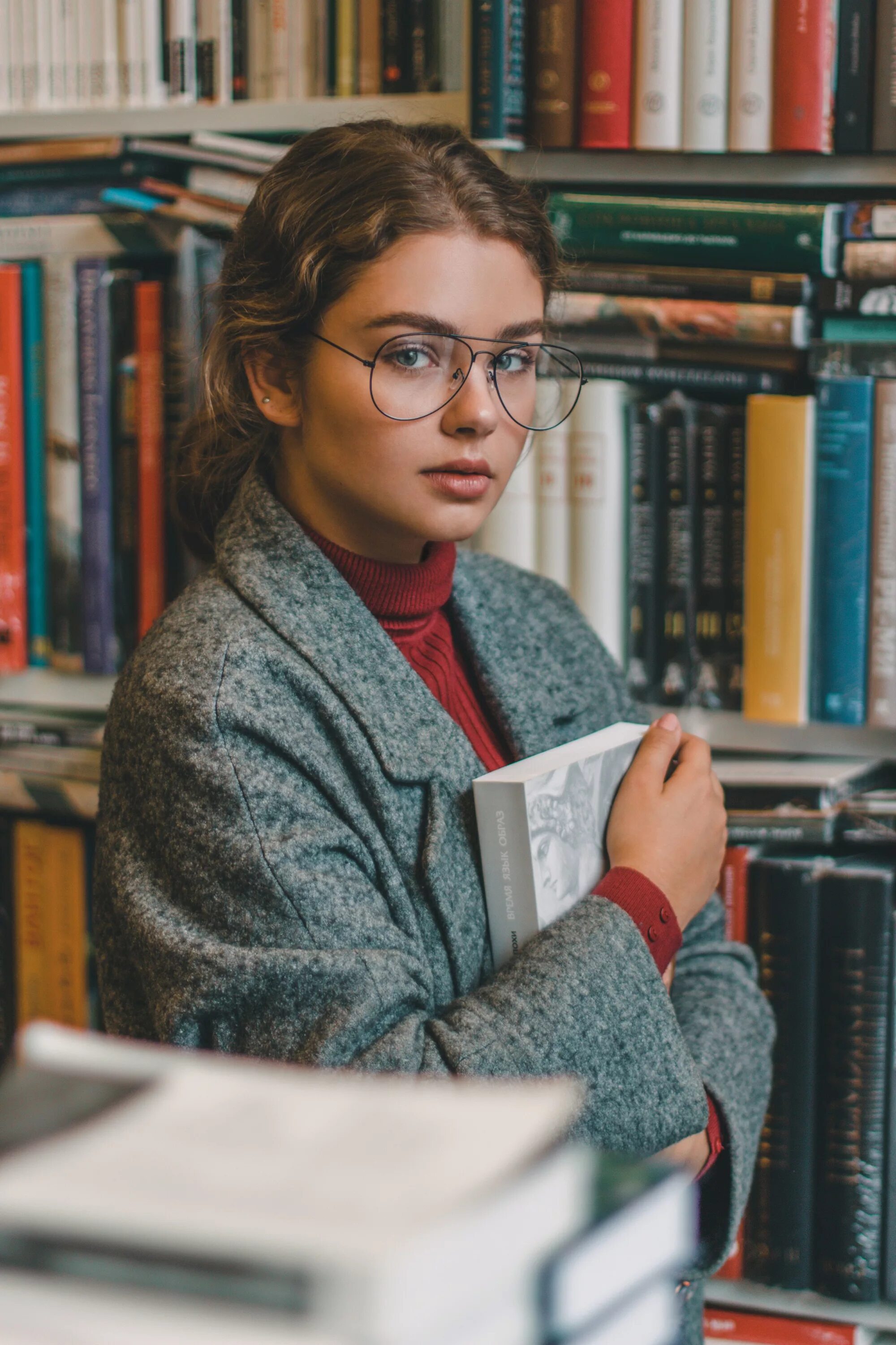 Книги умная девушка. Ханна бернард мисс библиотекарша. Красивая умная девушка. Книги умная девушка. Умная девушка с книгой.