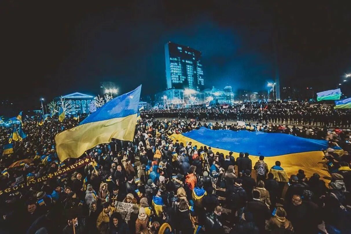 Майдан в Донецке 2014. Донецк 2014 флаги Украины. Украинский митинг Донецк 2014. Флаг Украины в Донецке.