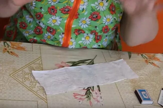 Как наклеить морковь на туалетную. Морковь на ленте туалетной бумаге. посадка семян на туалетную бумагу. семена на туалетной бумаге. клеем семена моркови на туалетную бумагу.