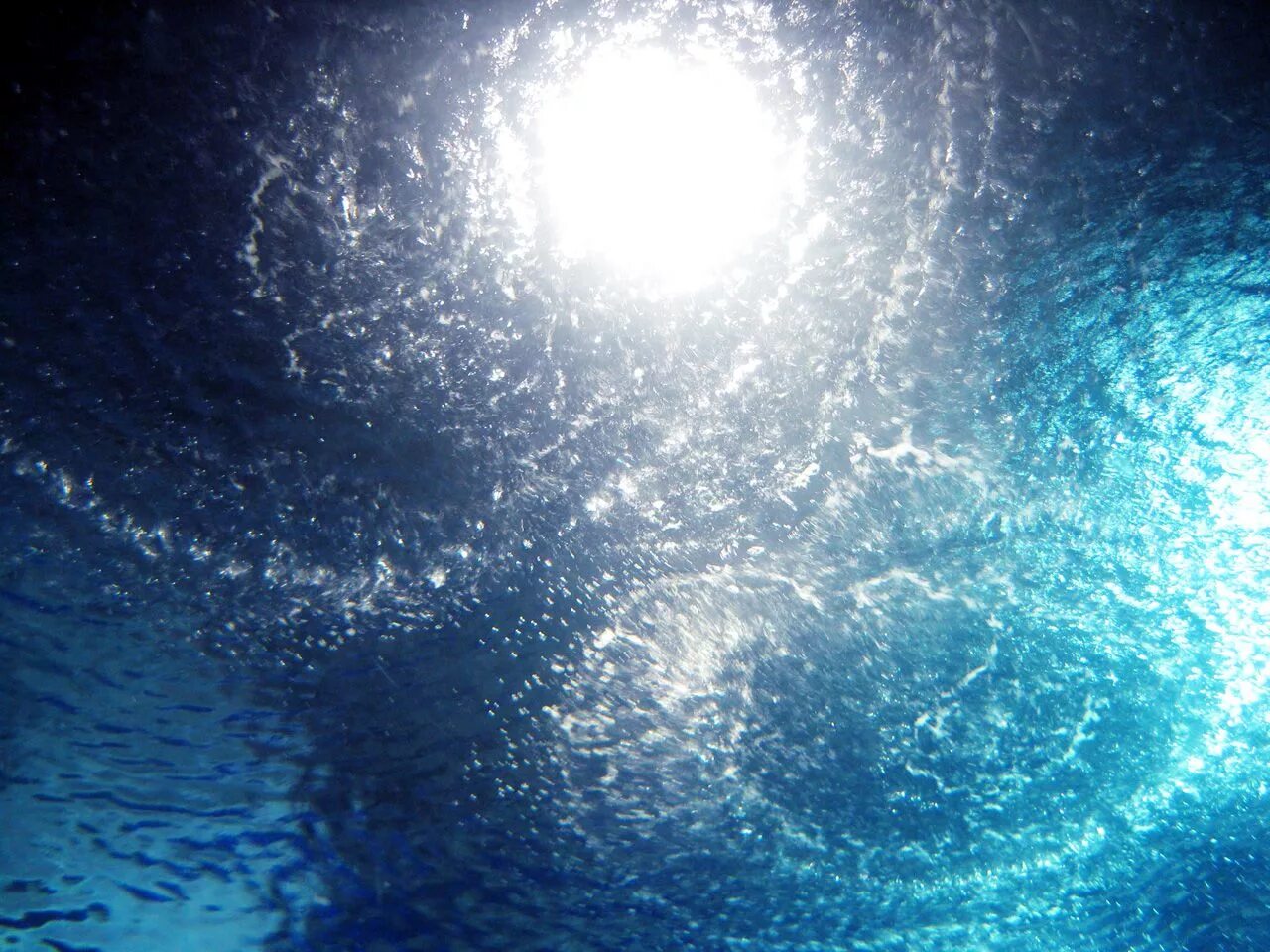 Эффект "воды". Блики на воде. Свет под водой. Текстура воды. Холодная вода эффект