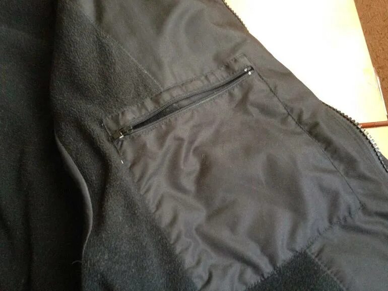 Внутренний карман куртки. Как сделать внутренний карман. Как сделать внутренний карман. Внутренние карманы в верхней одежде. Потайной карман в куртке.