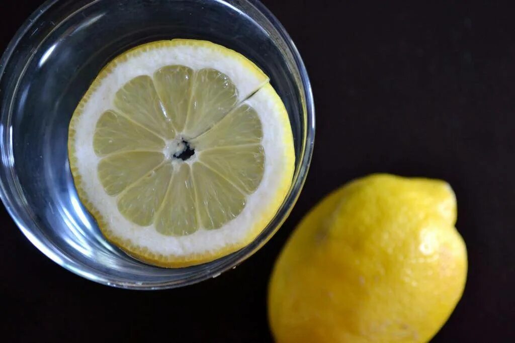Лимон вода корица сода. Лимон. Стакан воды с лимоном. Стакан с лимоном. Вода с лимоном Эстетика.