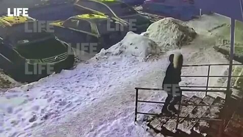 Упала возле дома