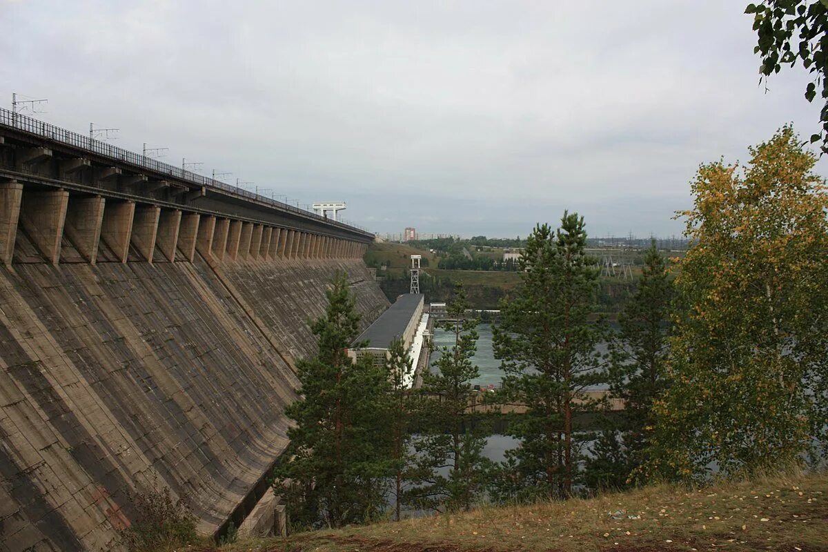 Братск иркутская область поселок. Г Братск Иркутская область. Братск плотина. Достопримечательности Братска Иркутской области. Братск Иркутская область горы.