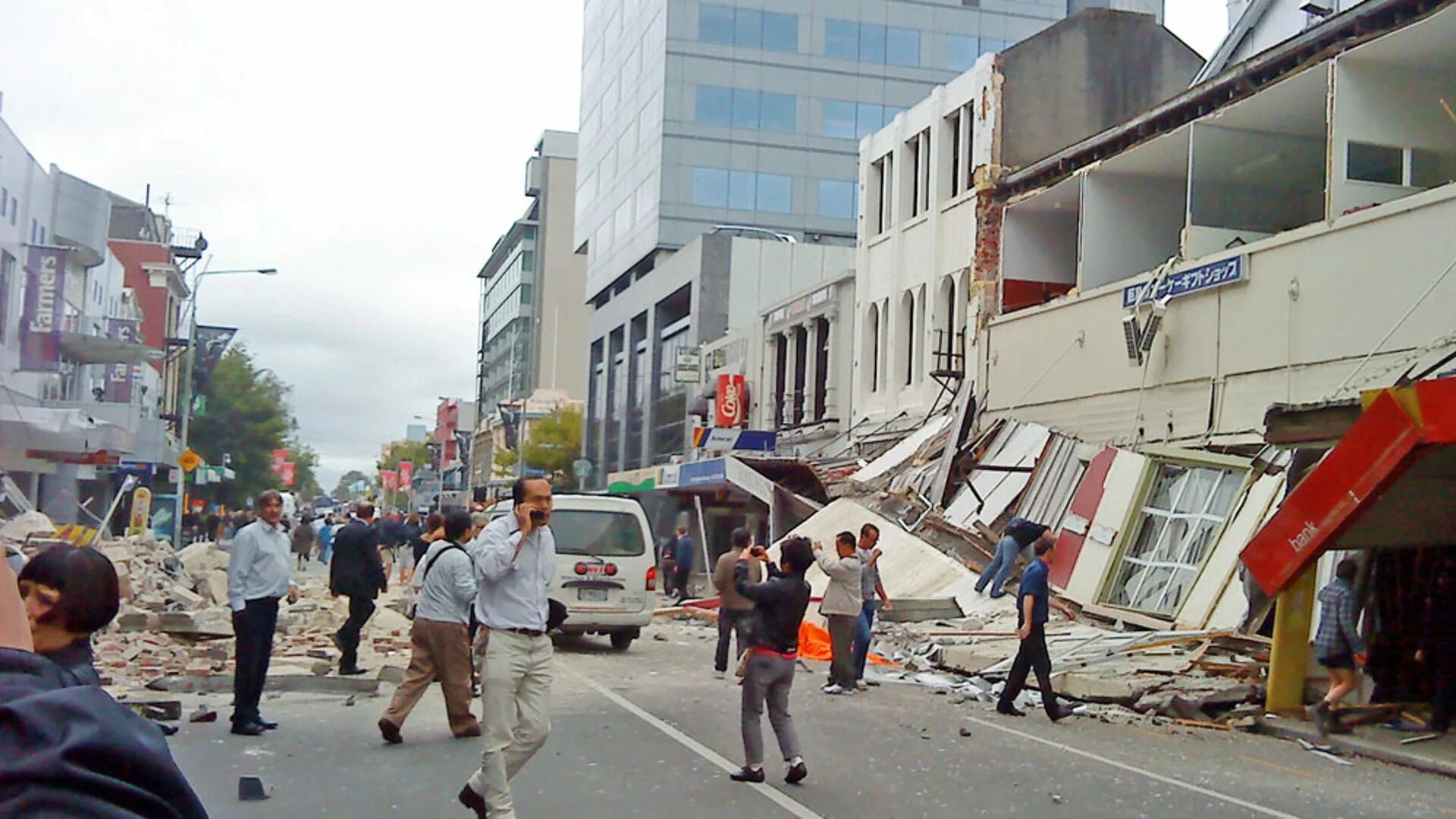 Сделай землетрясение. Крайстчерч землетрясение 2011. Землетрясение в новой Зеландии 2011. Улица после землетрясения.