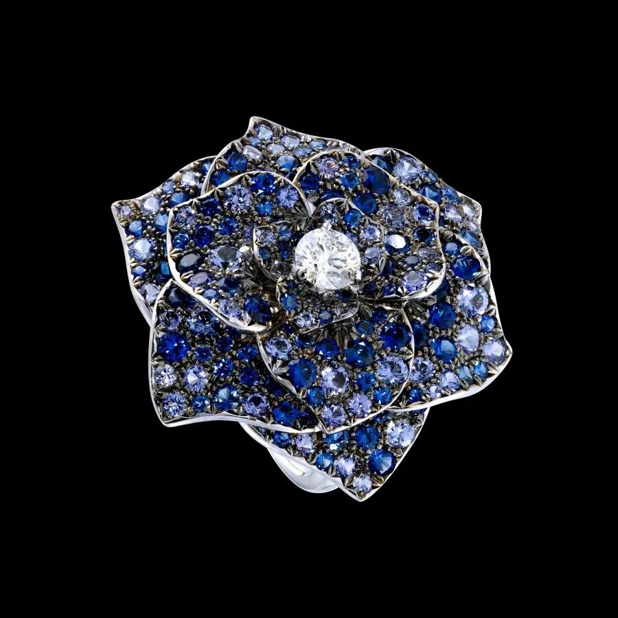 Piaget ювелирные украшения Rose Ring. Брошь с драгоценными камнями. Изделия из сапфира. Сапфир деклассированный