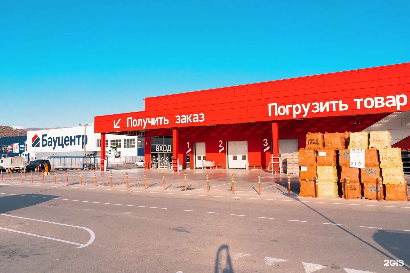 Бауцентр новороссийск. Бауцентр склад. Строительный магазин фасад. Новороссийск строительный рынок возле бауцентра. Бауцентр новороссийск золотая рыбка.